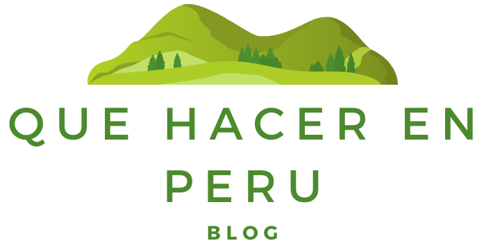 Logotipo con un diseño de montañas en tonos verdes y un texto central que dice "QUE HACER EN PERU" en mayúsculas y color verde, con la palabra "BLOG" en un tamaño más pequeño debajo.